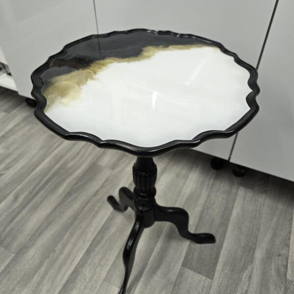 Sidetable with thre legs.