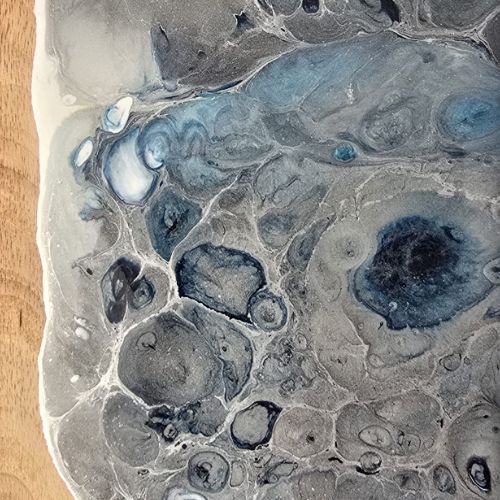 Example of resin with marble effect.